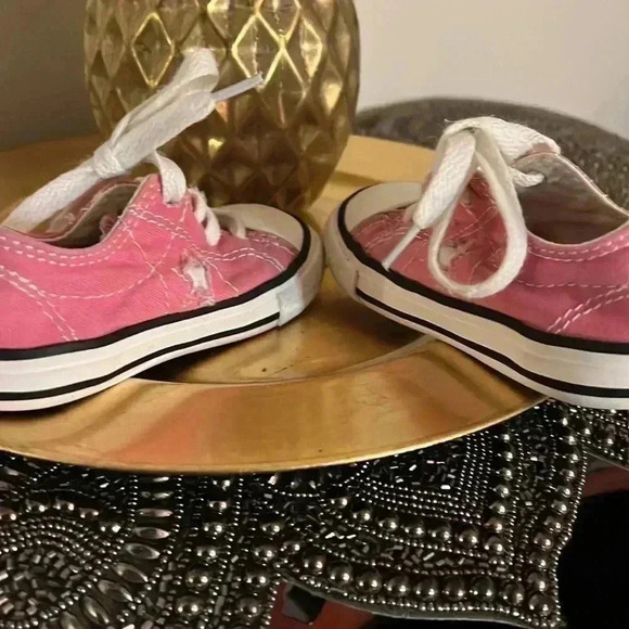 LITTLE GIRLS DISTRESSED PINK CONVERSE SIZE 6 GUC - Picture 6 of 7